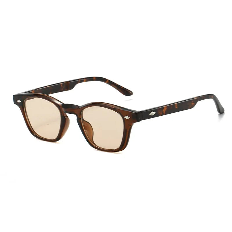 Gafas de sol redondas pequeñas a la moda para mujer, lentes Retro transparentes de océano, gafas de sol de playa UV400 con remaches para hombre, gafas de sol Punk para vacaciones