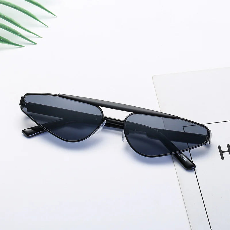 Shonemes Gafas de sol tipo ojo de gato, elegantes gafas triangulares con montura metálica para exteriores UV400, gafas de sol doradas, negras y marrones para mujeres y hombres