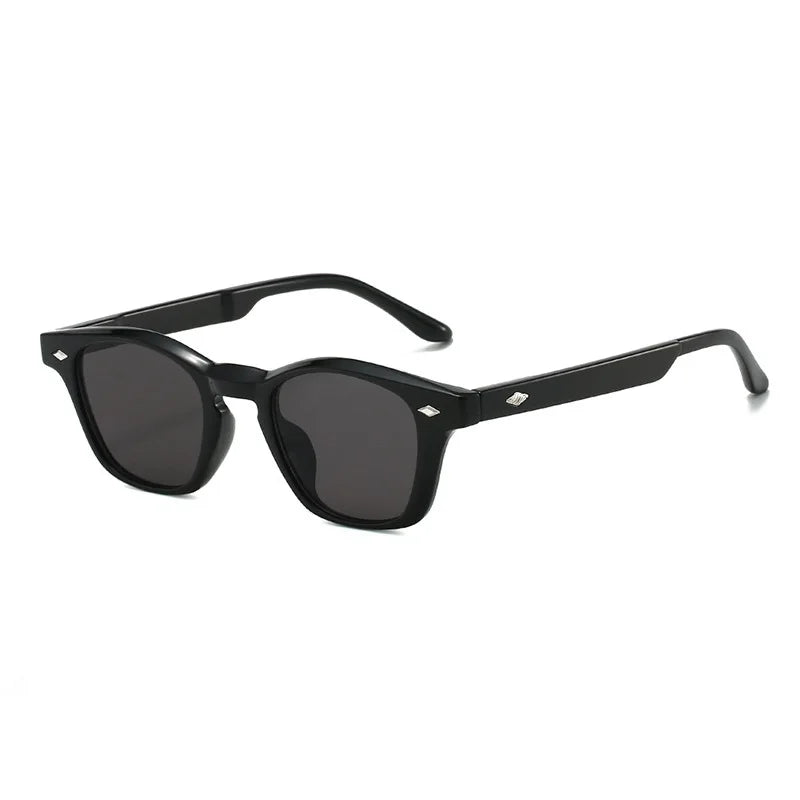 Gafas de sol redondas pequeñas a la moda para mujer, lentes Retro transparentes de océano, gafas de sol de playa UV400 con remaches para hombre, gafas de sol Punk para vacaciones