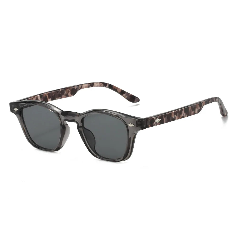 Gafas de sol redondas pequeñas a la moda para mujer, lentes Retro transparentes de océano, gafas de sol de playa UV400 con remaches para hombre, gafas de sol Punk para vacaciones