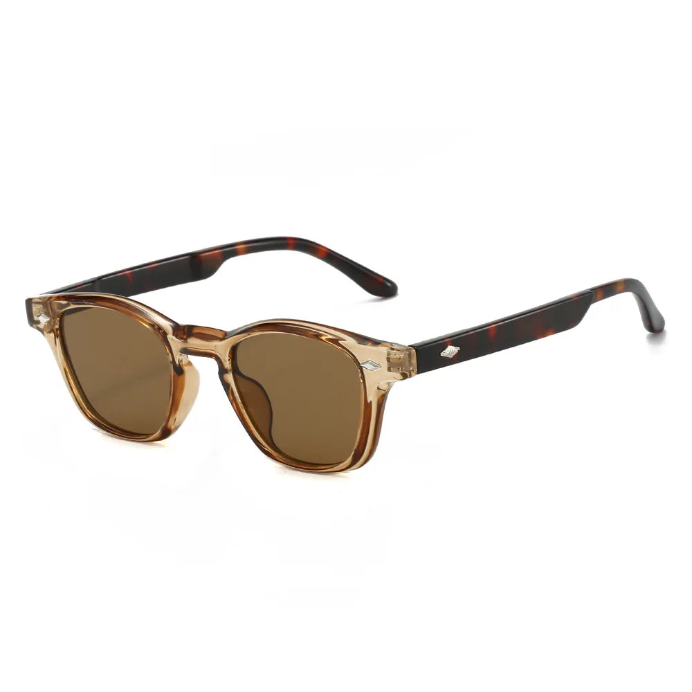Gafas de sol redondas pequeñas a la moda para mujer, lentes Retro transparentes de océano, gafas de sol de playa UV400 con remaches para hombre, gafas de sol Punk para vacaciones