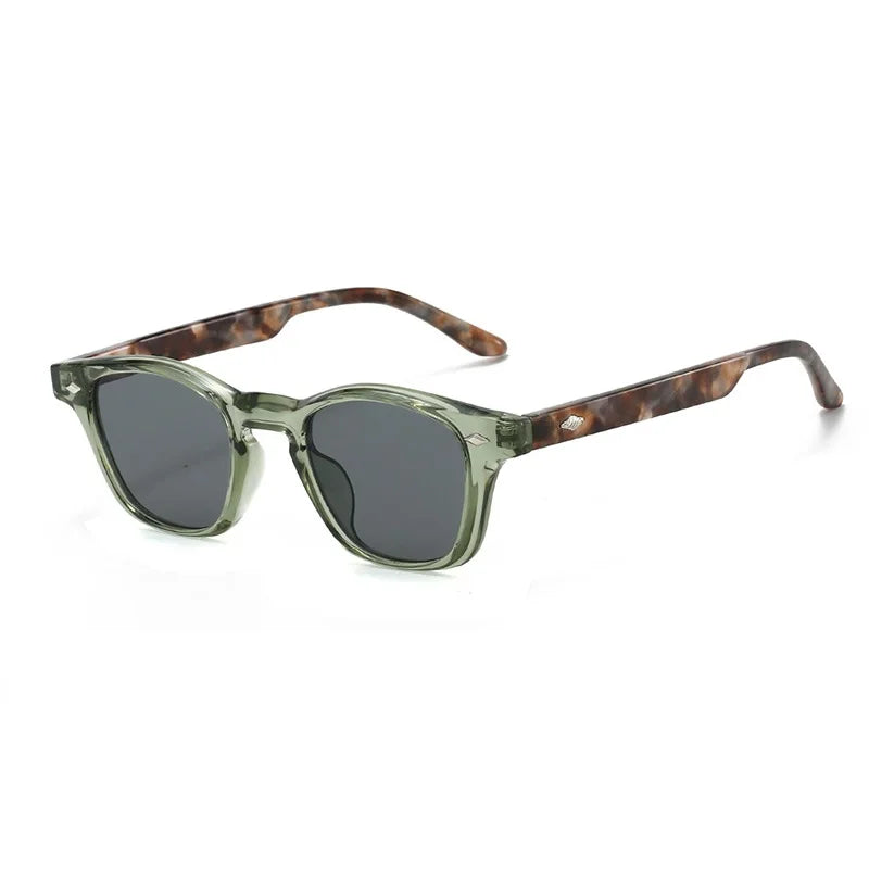 Gafas de sol redondas pequeñas a la moda para mujer, lentes Retro transparentes de océano, gafas de sol de playa UV400 con remaches para hombre, gafas de sol Punk para vacaciones