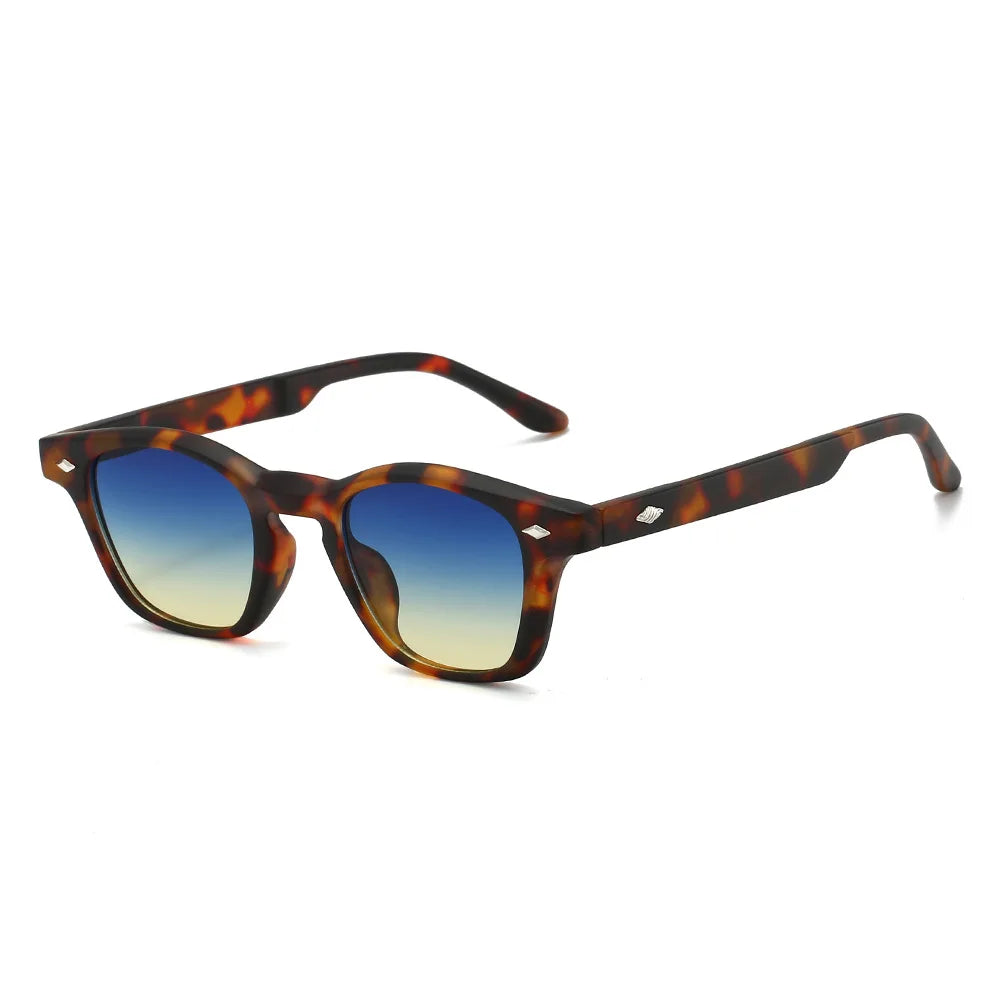 Gafas de sol redondas pequeñas a la moda para mujer, lentes Retro transparentes de océano, gafas de sol de playa UV400 con remaches para hombre, gafas de sol Punk para vacaciones